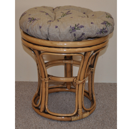 Ratanová stolička hnedá umývací vankúš levanduľa