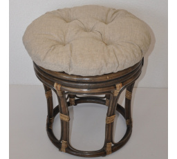 Ratanová stolička veľký hnedý vankúš tmavobéžové odlesky