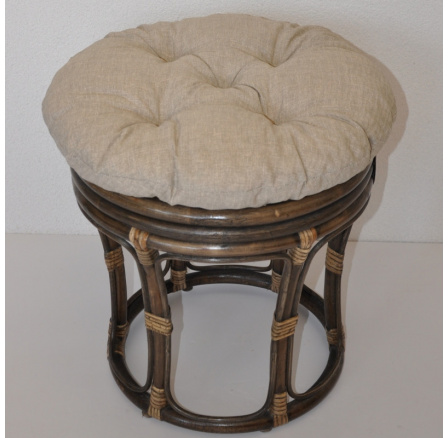 Ratanová stolička veľký hnedý vankúš tmavobéžové odlesky