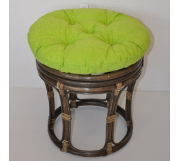 Ratanová stolička veľký hnedý vankúš svetlozelené odlesky