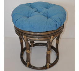 Ratanová stolička veľký hnedý vankúš tyrkysové zvýraznenia