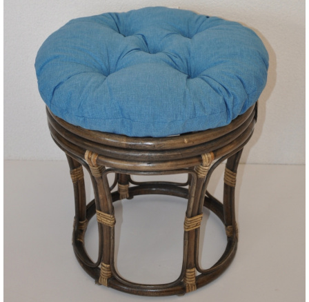 Ratanová stolička veľký hnedý vankúš tyrkysové zvýraznenia