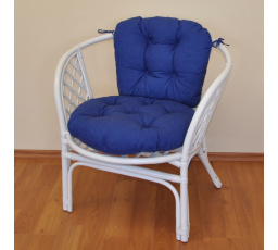 Ratanové kreslo Bahama biely vankúš tmavomodré zvýraznenia