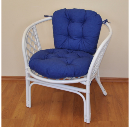 Ratanové kreslo Bahama biely vankúš tmavomodré zvýraznenia Ratanové kreslo Bahama biely vankúš tmavomodré zvýraznenia