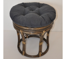 Ratanová stolička veľký hnedý vankúš tmavo sivé odlesky