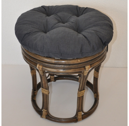 Ratanová stolička veľký hnedý vankúš tmavo sivé odlesky