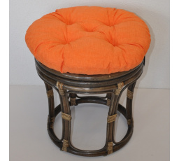 Ratanová stolička veľký hnedý vankúš oranžové zvýraznenia