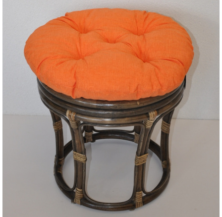 Ratanová stolička veľký hnedý vankúš oranžové zvýraznenia