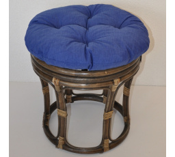 Ratanová stolička veľký hnedý vankúš tmavomodré zvýraznenie